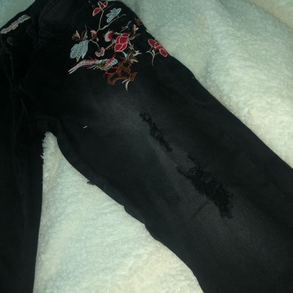 Black Flower Embroidered Jeans - Picture 4 of 7